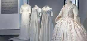 Weiße Kleider. Die Ausstellungswerkstatt im Herrenhaus ... Bild 1