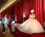 Crown to Couture. The Fashion Show of the Centuries Bild 1