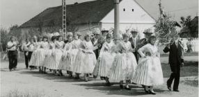 Schwerer Stoff Frauen – Trachten – Lebensgeschichten Bild 1