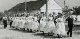 Schwerer Stoff Frauen – Trachten – Lebensgeschichten Bild 1